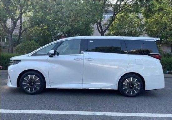 2022新款丰田埃尔法2.5双擎特价优惠