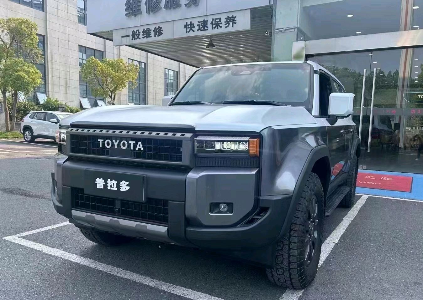 成都普拉多中东版降价促销 购车最高优惠25.2万