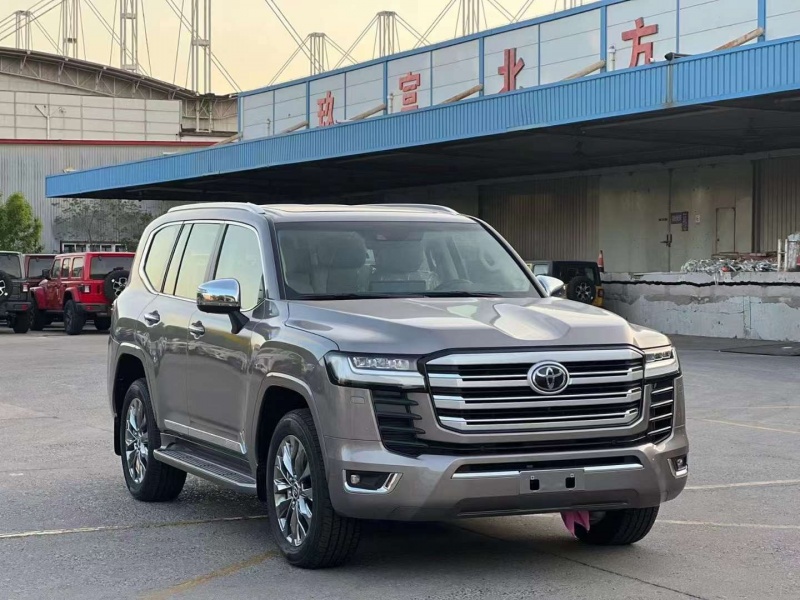 成都平行进口丰田兰德酷路泽中东版价格最高优惠37万 欢迎到店试驾