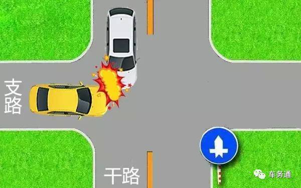 燃油车被“围攻”的十字路口