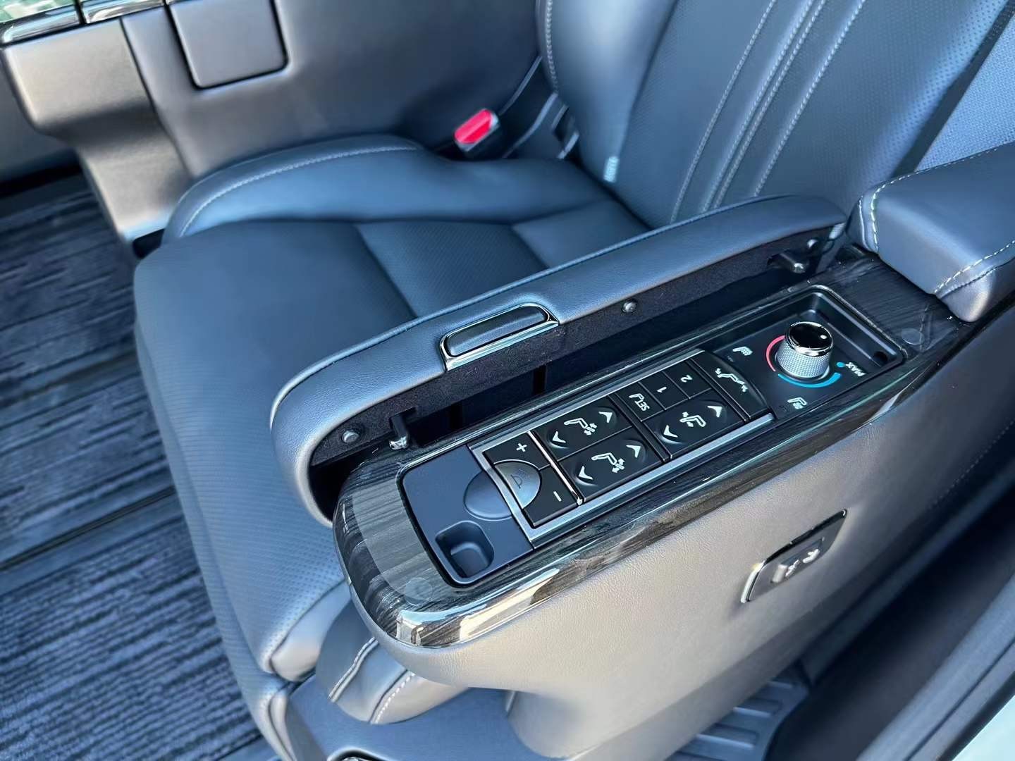 雷克萨斯LM亚洲版团购最高优惠31万 欢迎上门试驾