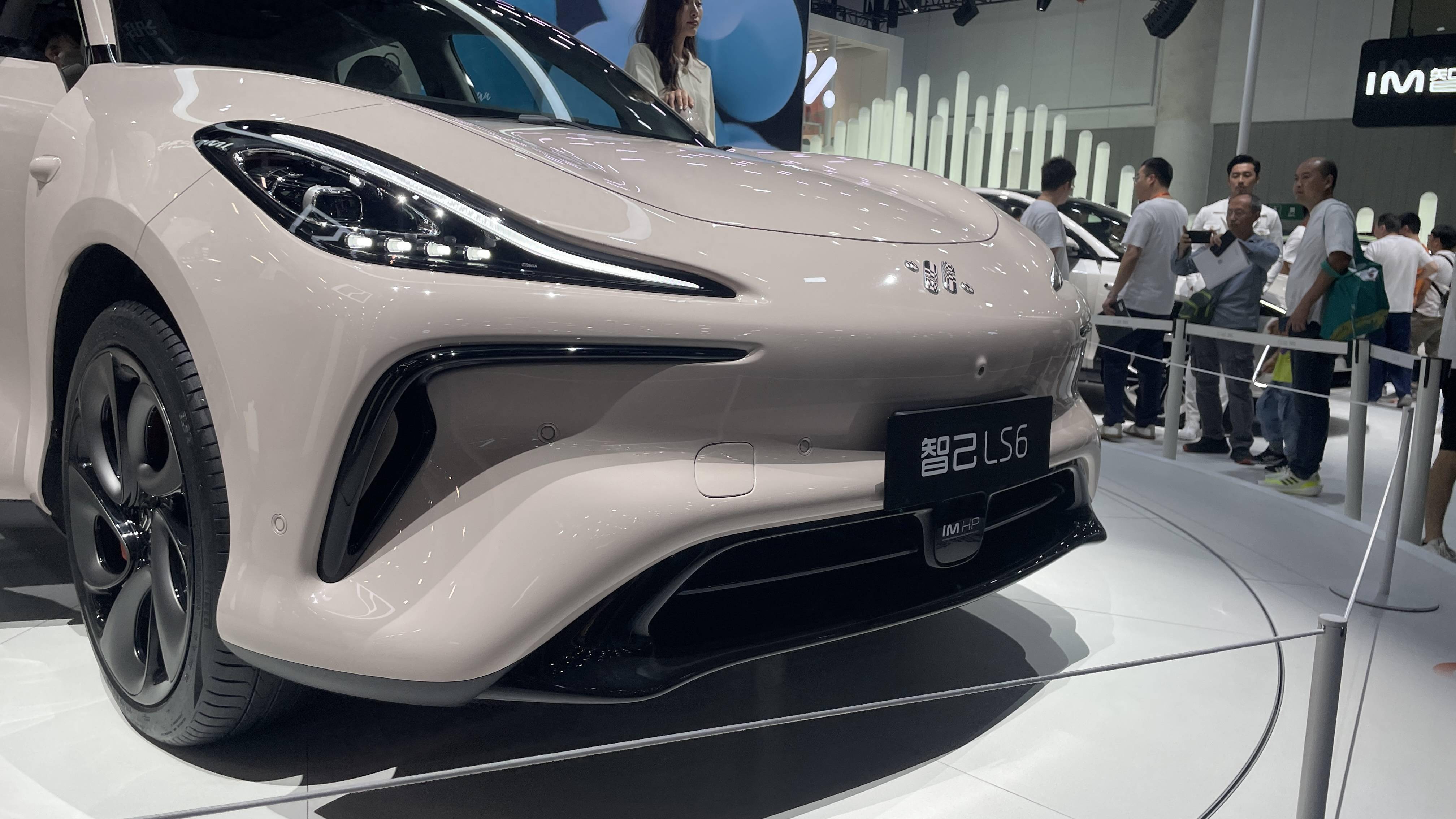 预售订单破48000台 新一代智己LS6亮相成都车展