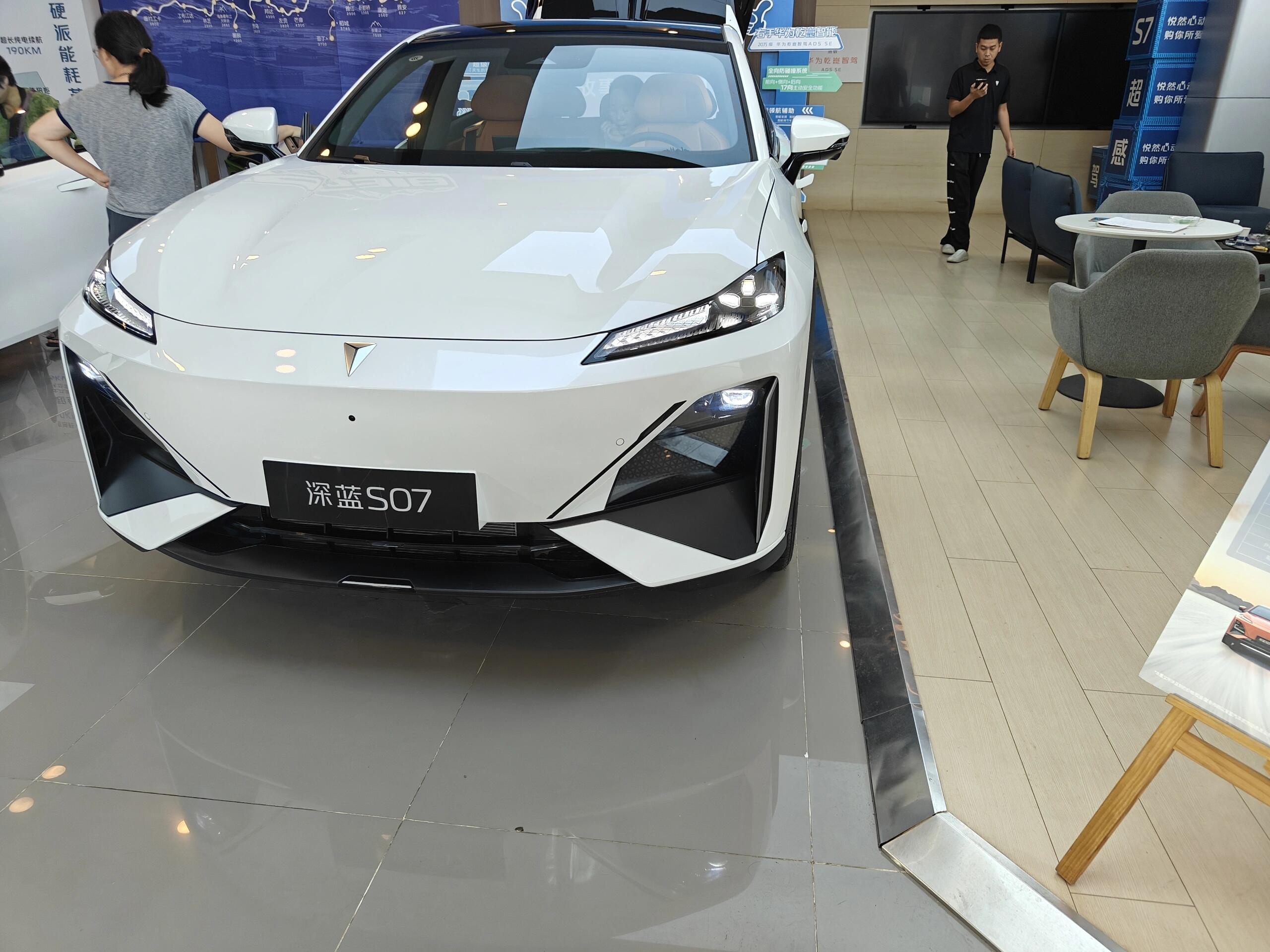 全新深蓝S07亮相成都车展 搭载华为乾崑智驾