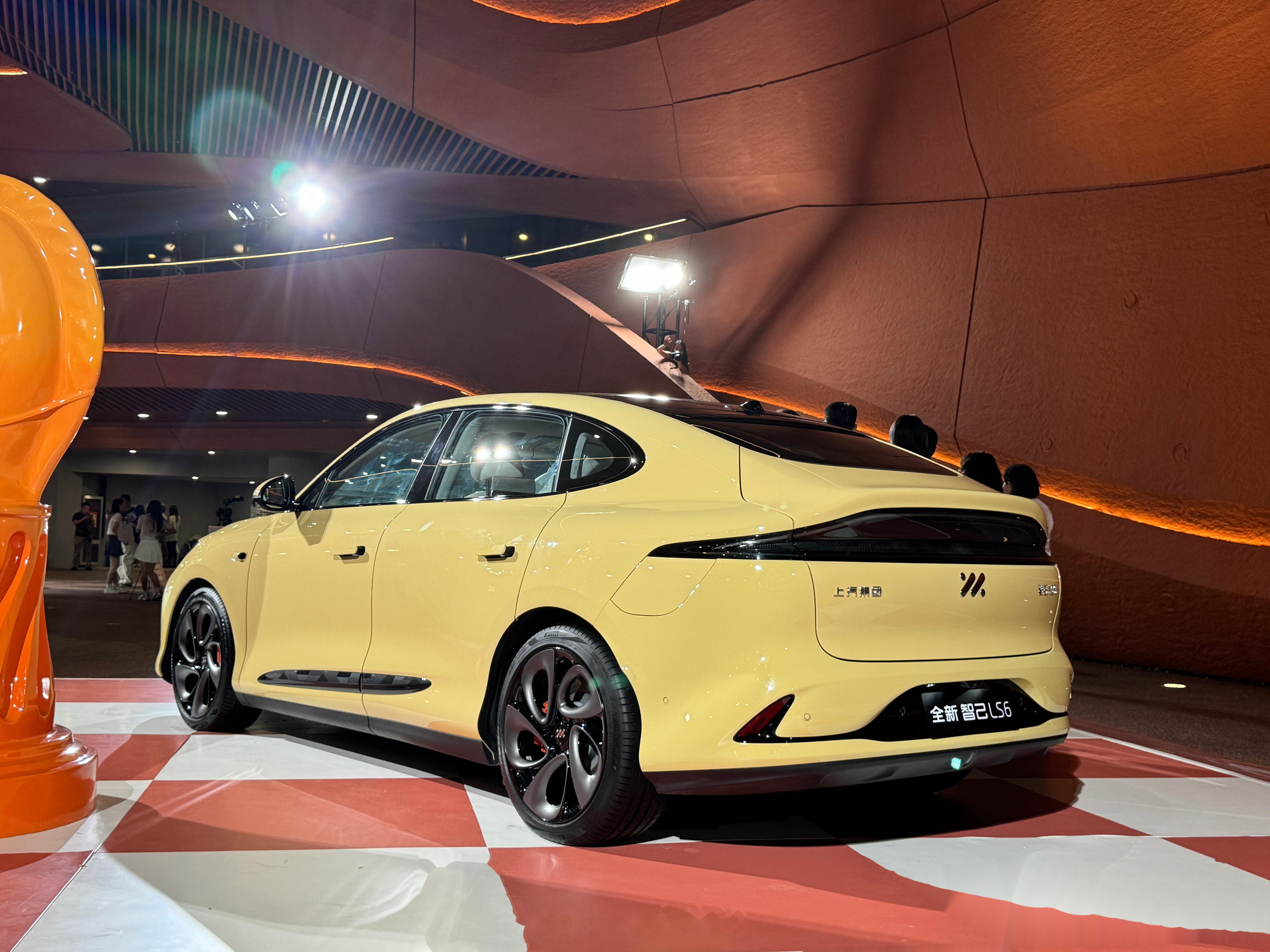 全新智己LS6半小时预订过万,上汽集团一号工程的爆款秘诀