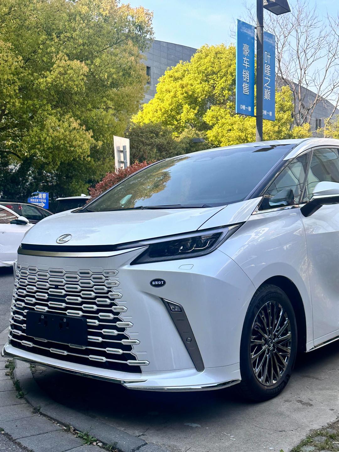 成都雷克萨斯LM亚洲版新款售价122万起