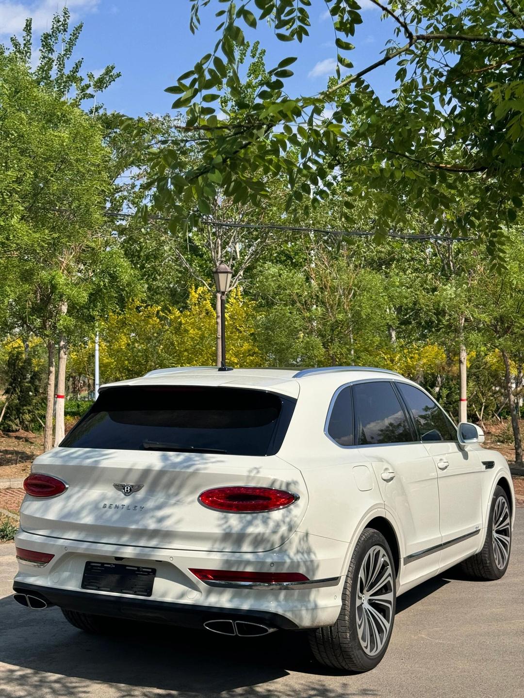 成都宾利添越目前售价203万起 欢迎到店试驾