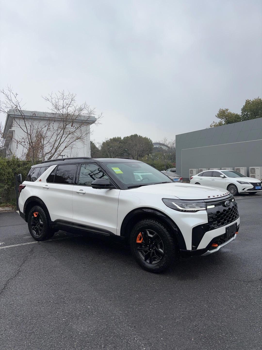 福特探险者昆仑穿越版上市 售价36.98万元