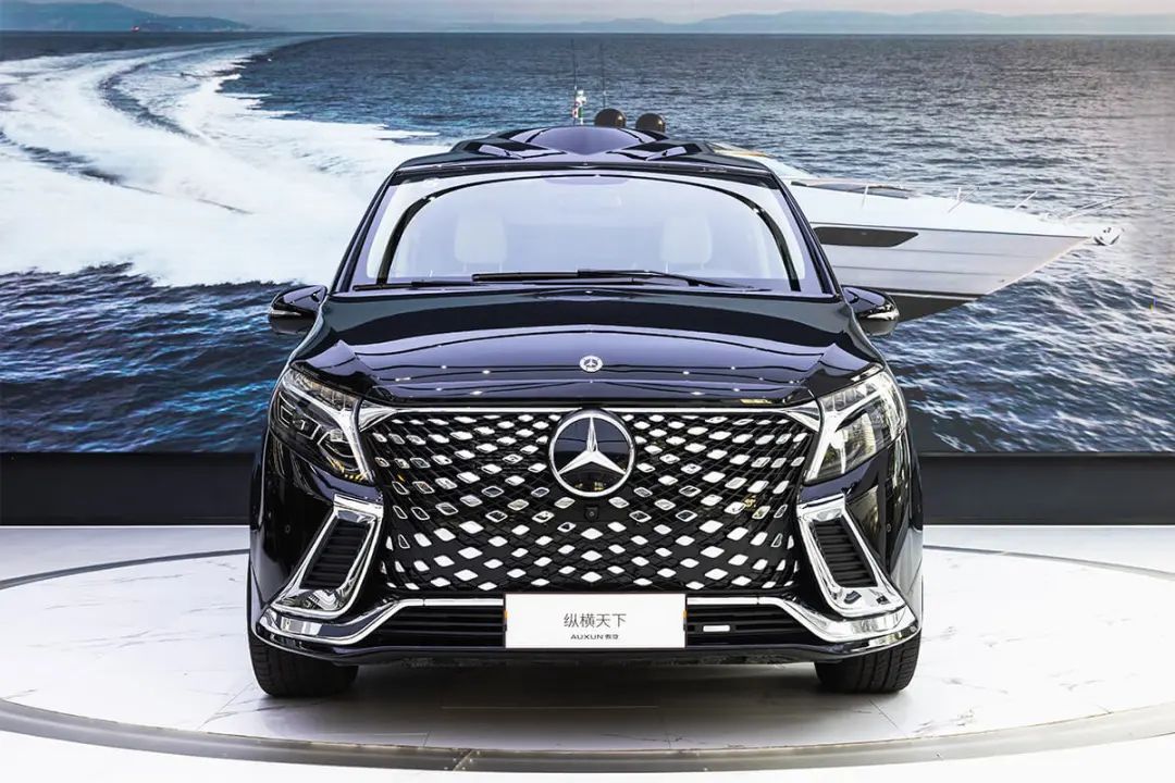 奔驰授权 匠心之作，傲旋豪华商务车(宾利黄)实拍照片