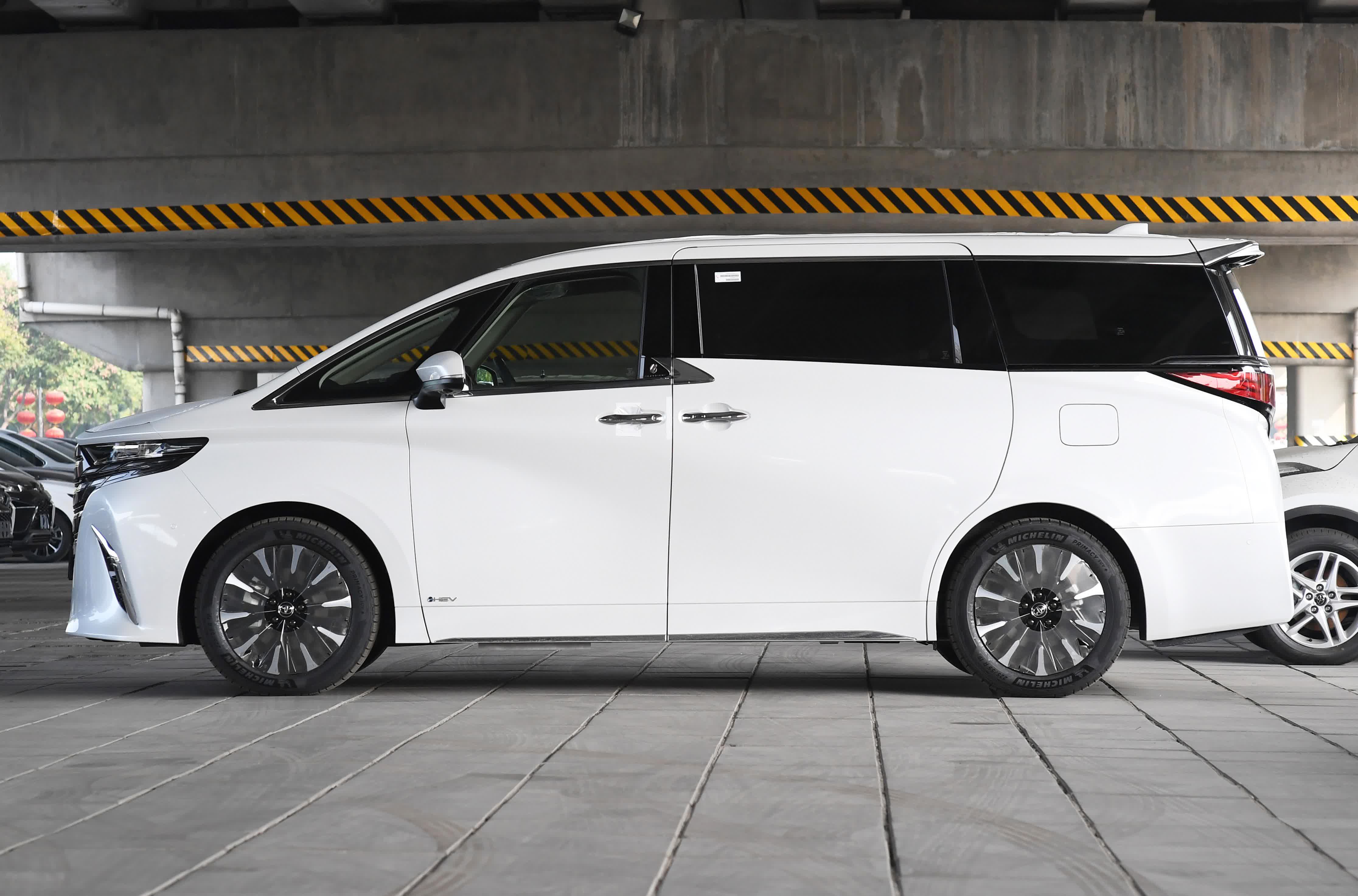 2025埃尔法亚洲版促销90万起 直降16万