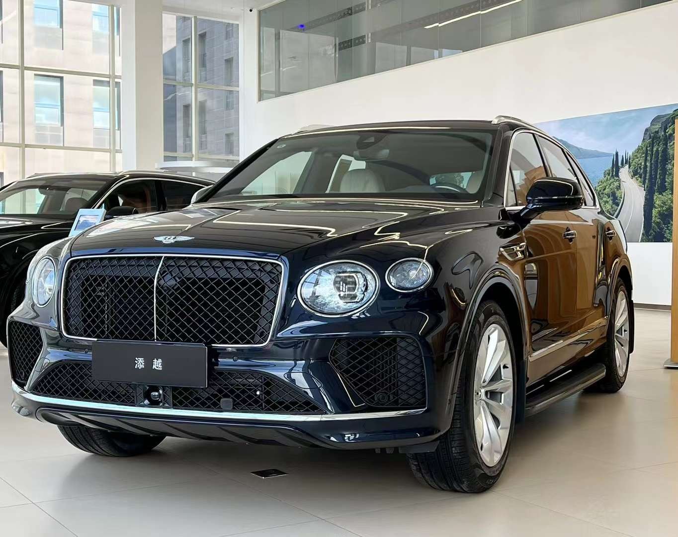 2024款宾利添越3.0T油混价格240W底价提车