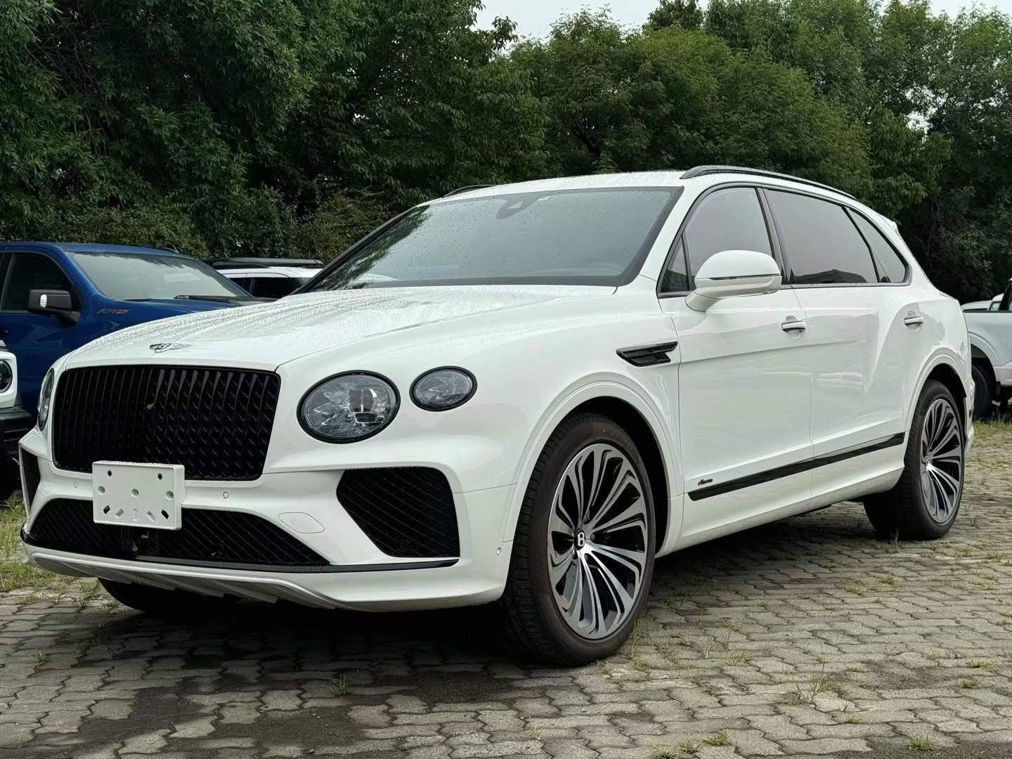 成都宾利添越目前售价203万起 直降73万