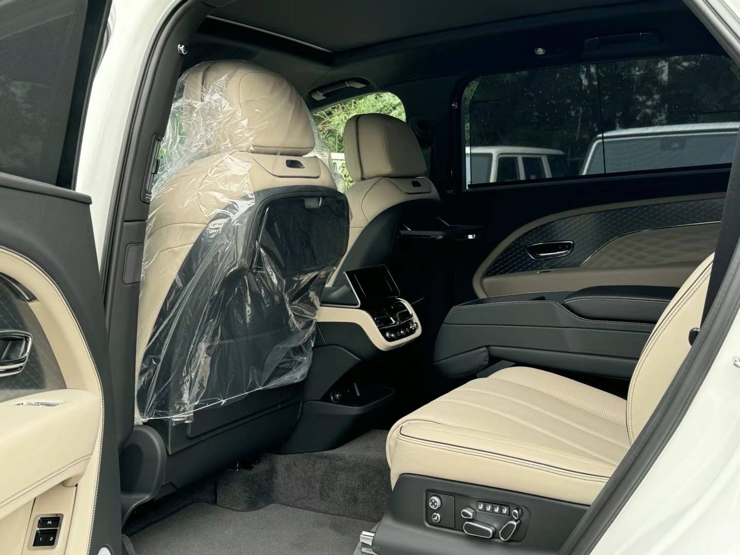 成都宾利添越目前售价203万起 直降73万