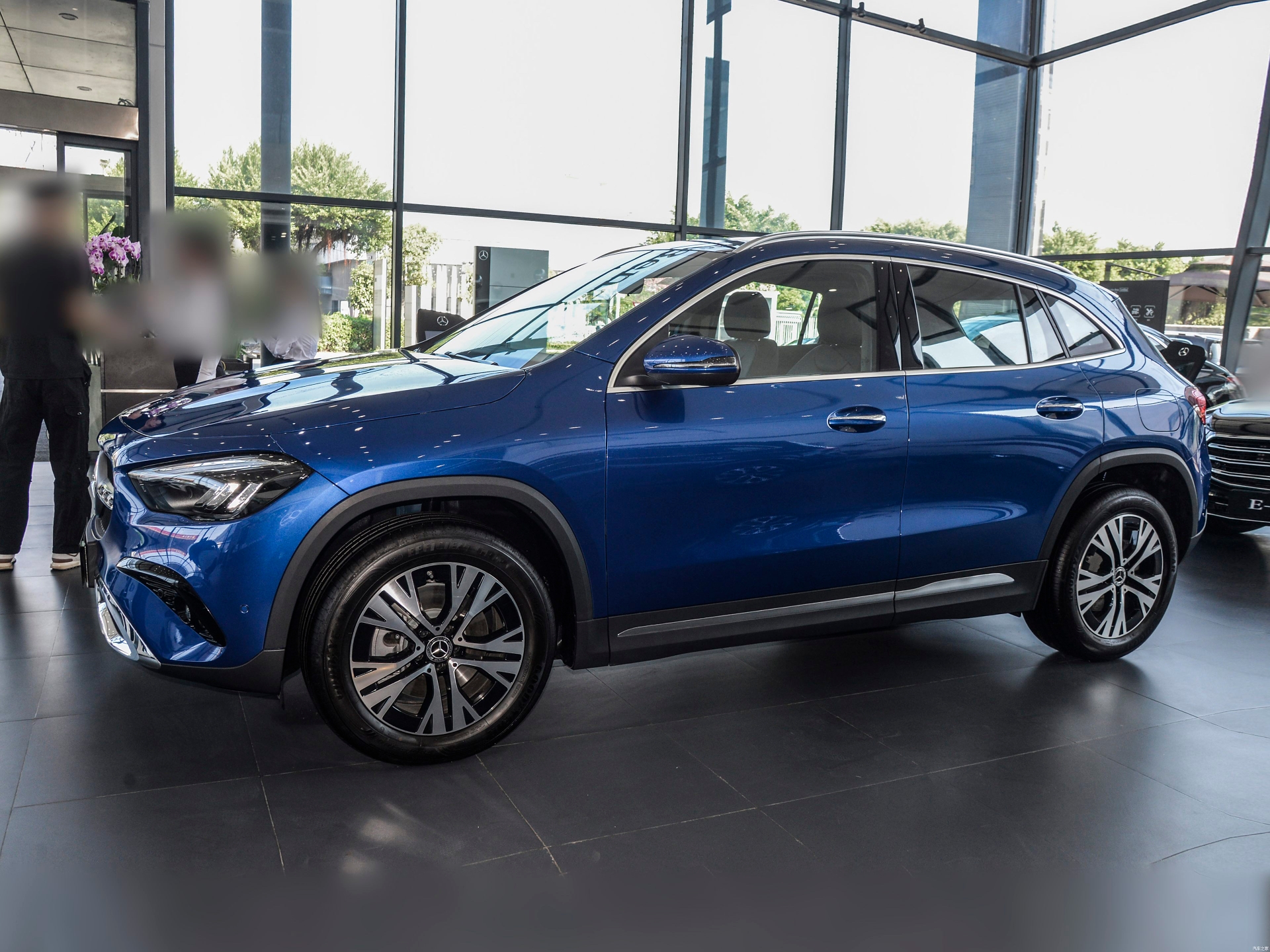 锦江奔驰C级新能源最低41.06万起售 暂无优惠