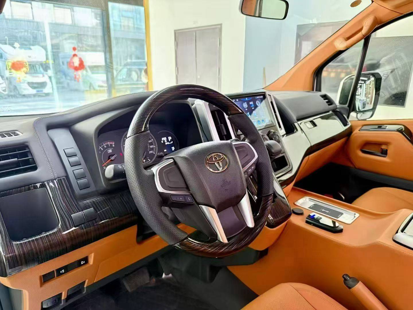 6缸引擎+高顶,12座空间更霸气 丰田海狮你值得拥有