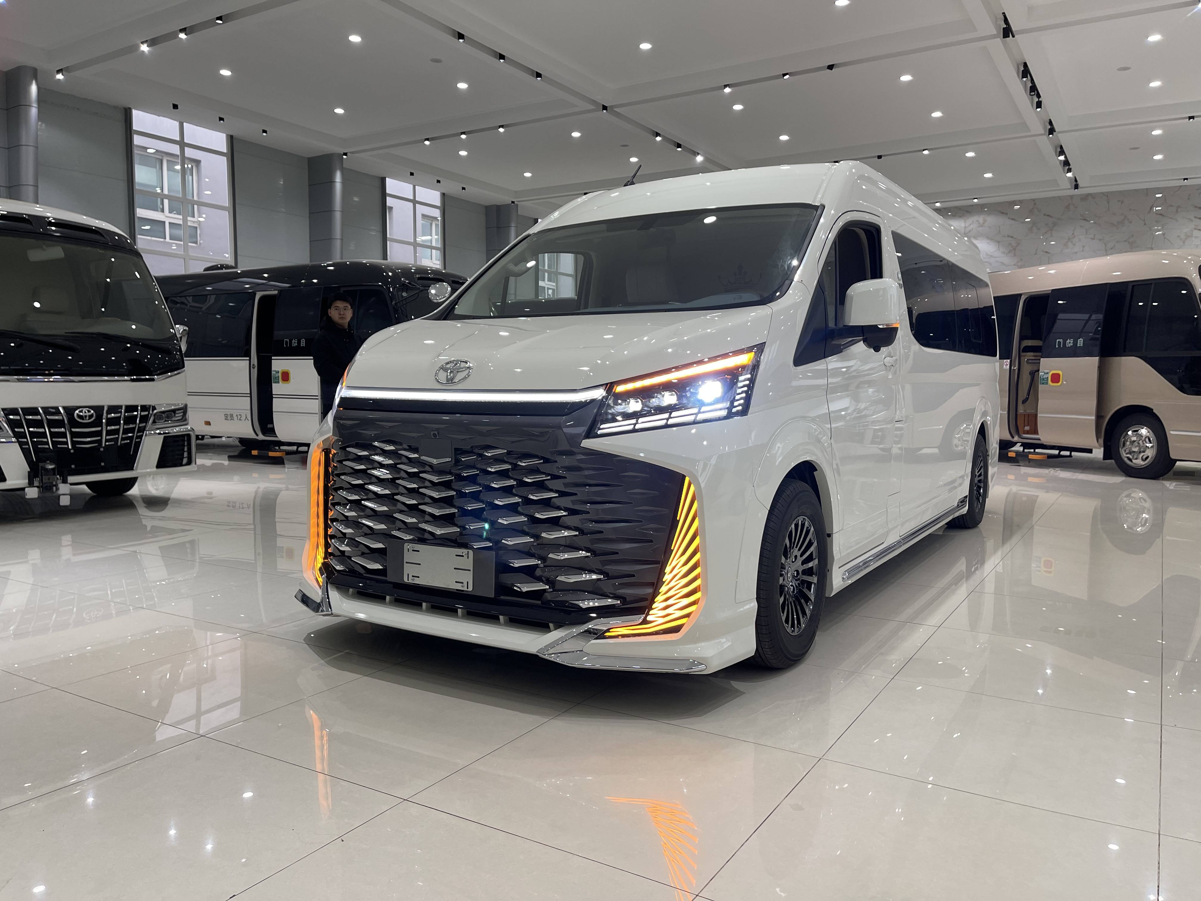 6缸引擎+高顶,12座空间更霸气 丰田海狮你值得拥有